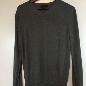 Banana Republic men’s gray v neck sweater